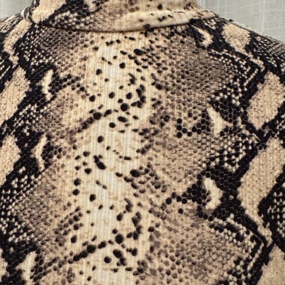 Snake print top - Picture 3 of 4
